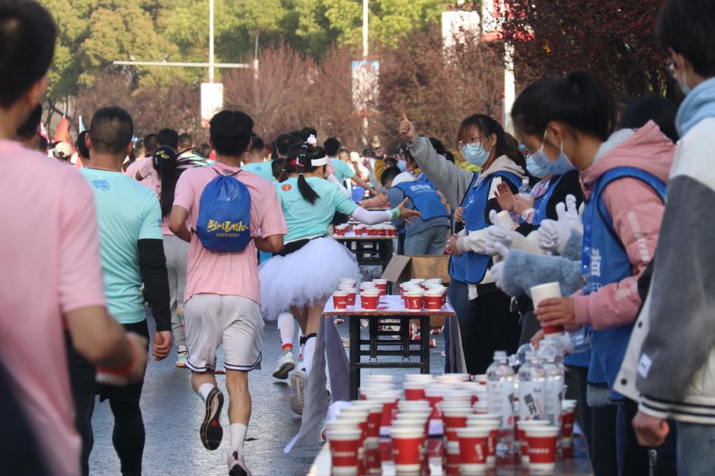 长江大学900余名学生志愿者为荆马赛事全力护航